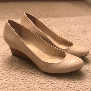 Nude patent wedges